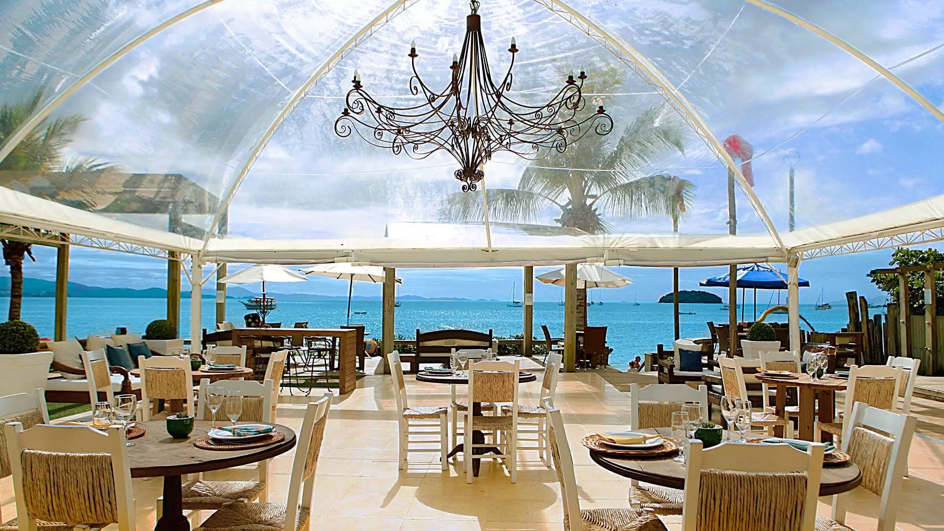 imagem de restaurante em florianóplis na beira da praia