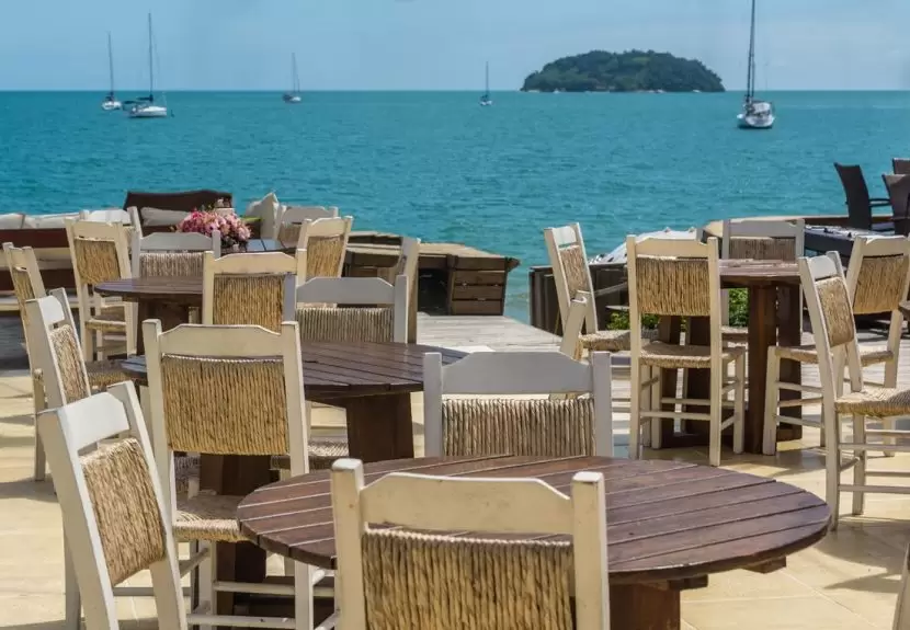 imagem de restaurante em florianópolis na beira da praia