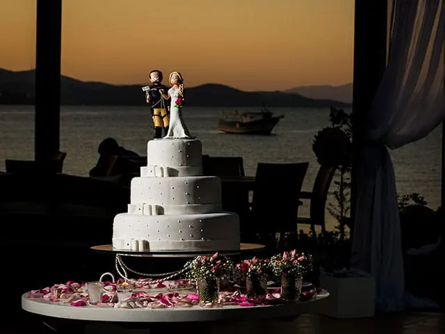 Bolo de casamento com vista do mar ao entardecer no Restaurante Alameda dos Sabores