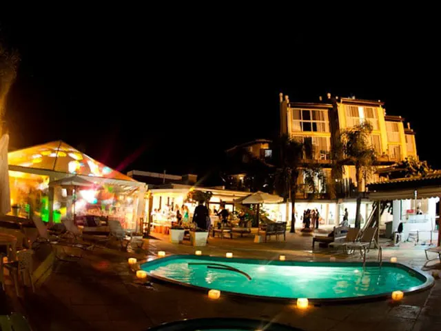 Estrutura para eventos com piscina em deck elevado frente ao mar de Jurerê em Florianópolis no Restaurante Alameda dos Sabores