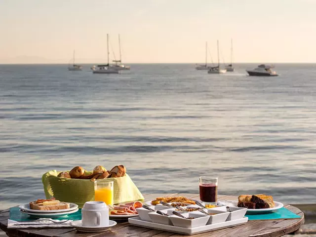 Café da manhã servido na beira do mar com bela visa do oceano no Restaurante Alameda dos Sabores
