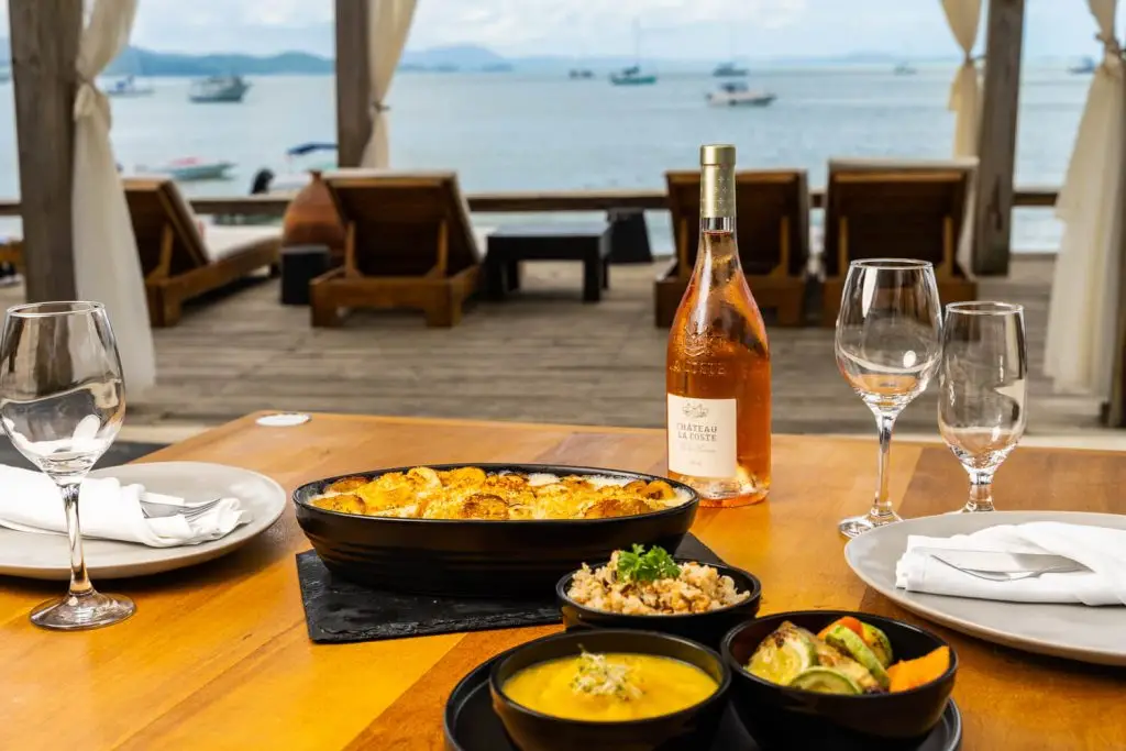 imagem de uma mesa com vista do restaurante Alameda Jurerê em Florianópolis