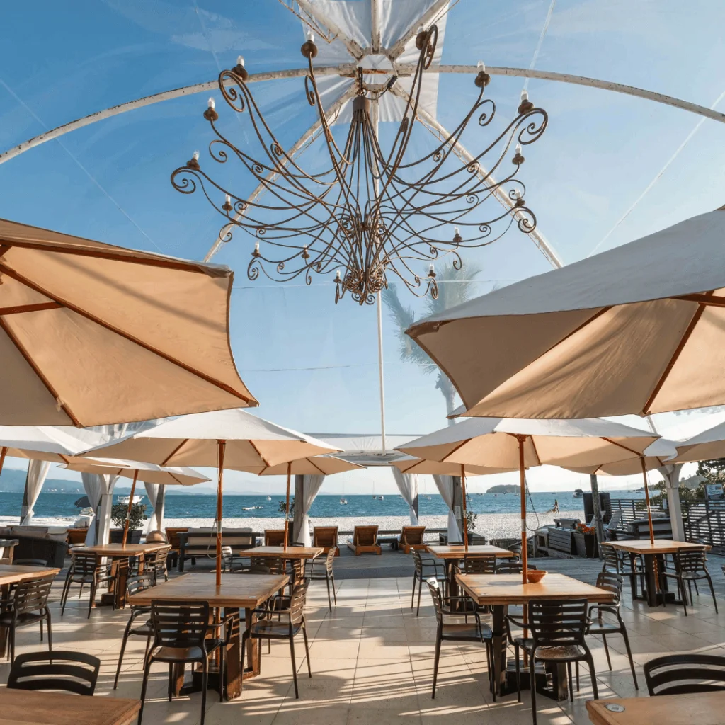 imagem da área do restaurante alameda com vista para o mar de Jurerê