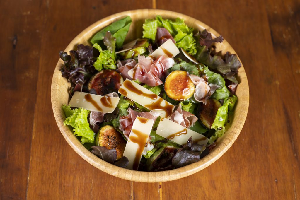 salada de figo assado com presunto parma e grana padano.