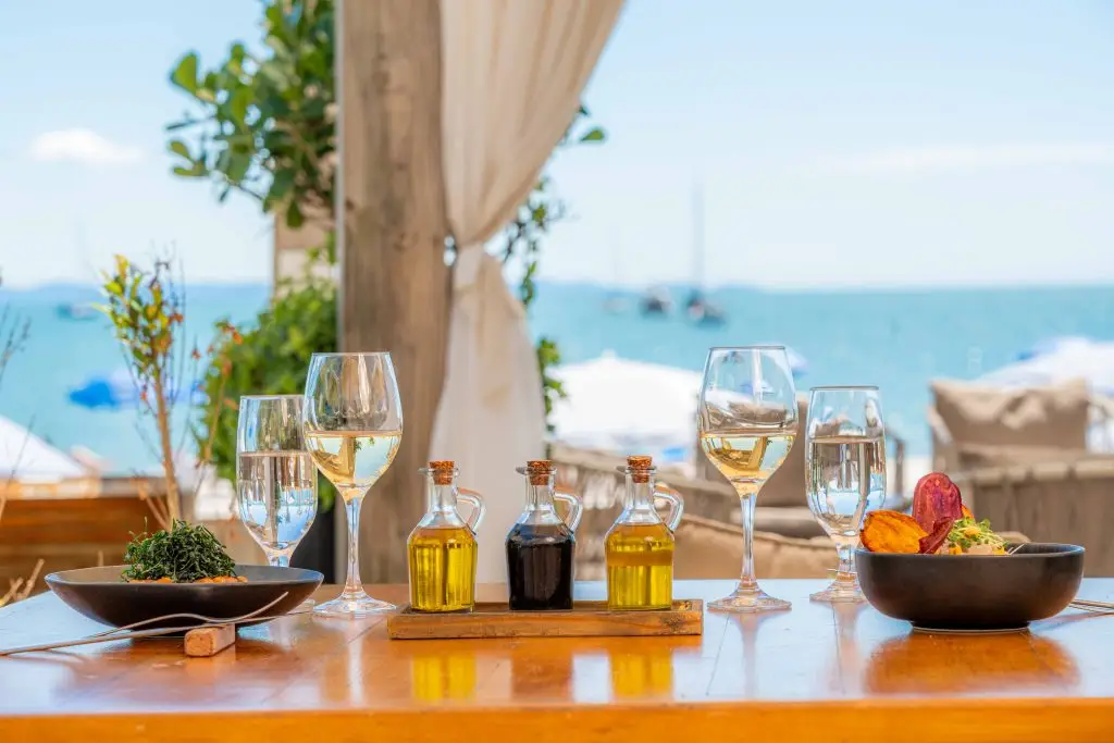 mesa com vista para o mar no Restaurante Alameda